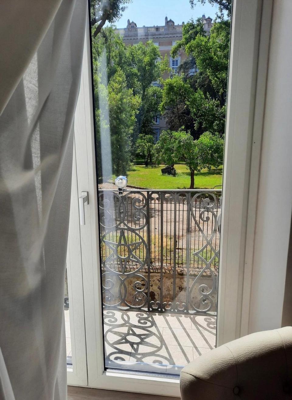 Bed and Breakfast Royal Gardens Казерта Экстерьер фото